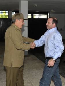 Fernando González fue recibido por el presidente Raúl Castro.  Foto: Estudios Revolución