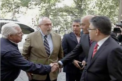 El canciller venezolano, Elías Jaua, recibe a la delegación de la oposición para los diálogos exploratorios. (Foto: teleSUR)