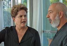 La presidenta de Brasil, Dilma Rousseff, conversa con Leonardo Padura durante un almuerzo ofrecido al escritor el pasado domingo. Foto: CAFEFUERTE