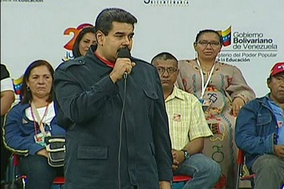 Maduro anunciando que la reunon con la oposición será transmitida en directo por cadena nacional de radio y TV.