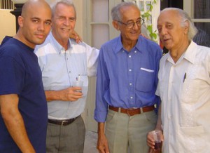 1)En Cuba. (De izq. a der.) Yasef Ananda, Germán Amado Blanco, el profesor de Historia del Arte Antonio Alejo, y el poeta César López.