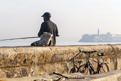 Pescando en  el malecón de La Habana. Foto: Juan Suárez
