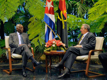 José Eduardo dos Santos y Raúl Castro en La Habana.