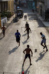Fútbol callejero en La Habana.  Foto: Juan Suárez