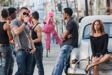 Muchachos en La Habana.  Foto: Juan Suárez