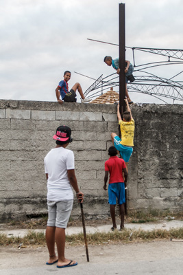 Muchachos en La Habana.  Foto: Juan Suárez.