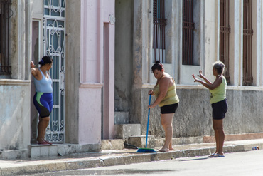 Mujeres en La Habana.  Foto: Juan Suárez