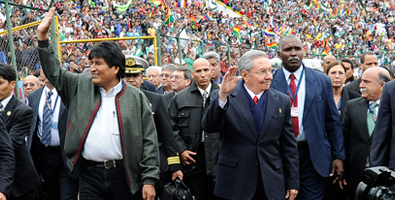 Evo Morales (l) y Raúl Castro en Santa Cruz, Bolivia para la Cumbre del Grupo de los 77+China.