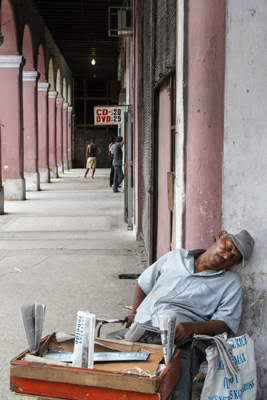 Venedeor de periodicos tomando la siesta.  Foto: Juan Suárez