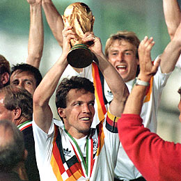 Matthäus levanta la que suponía la tercera Copa del Mundo para Alemania en 1990.  Foto: elmundo.es