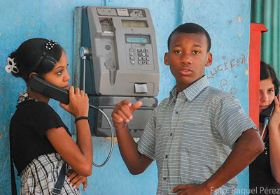 El desarrollo de las comunicaciones en Cuba es escaso, existen pocos teléfonos y menos conexiones de internet.