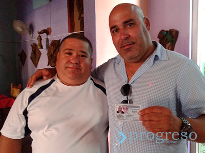 Idalberto Ramírez, dueño del restaurante El Campesino, muestra su nuevo carné de identidad.