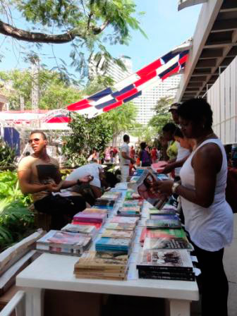 Venta de libros en el Pabellon Cuba de La Habana.  Foto: Daisy Valera