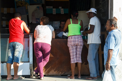 Esperando su turno para comprar raciones de comida.  Foto: Juan Suárez