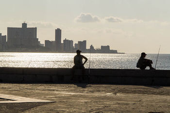 Pescando en el malecón de La Habana.  Foto: Juan Suárez