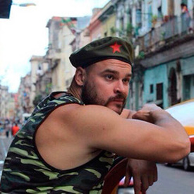 líder neonazi ruso Maxim Martsinkevich, torturador de gays de Rusia antes de su arresto en Cuba.