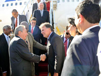 Raúl Castro llegando a Brasil con la delegación cubana el miercoles 16 de julio.