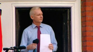 Julian Assange en el balcón de la embajada de Ecuador en Londres.  Foto: wikinoticias.com