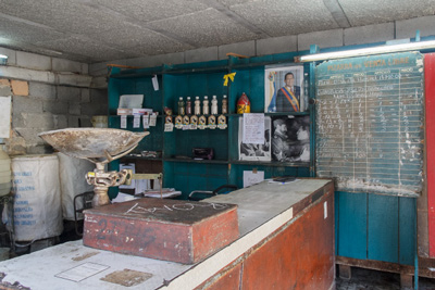Una bodega donde los cubanos compran productos racionados con su libreta de abastecimiento. 