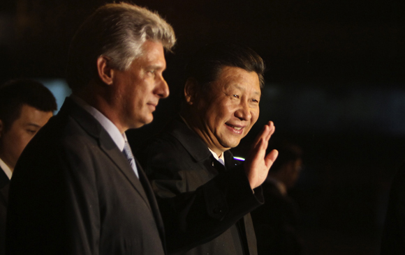 El Presidente chino Xi Jinping fue recibido esta noche por el Primer Vicepresidente Miguel Díaz-Canel. Foto: Ladyrene Pérez/ Cubadebate