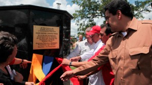 El jefe de Estado (d) inauguró la Plaza Hugo Chávez en la ciudad de Bariñas, acompañado por miembros del Ejecutivo, amigos y familiares del Comandante Supremo.  Foto: telesurtv.net