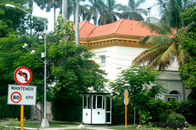 Una de las mansiones/embajadas en Miramar.