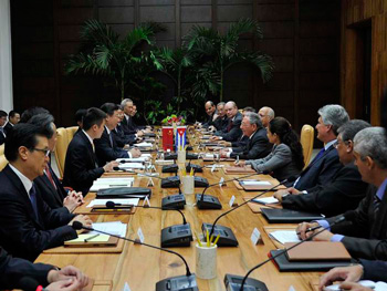 Xi Jinping, Raúl Castro y sus delegaciónes en las conversaciones oficiales del martes 22 de julio.