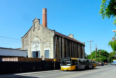 Vista lateral de la Fábrica de Arte Cubano.