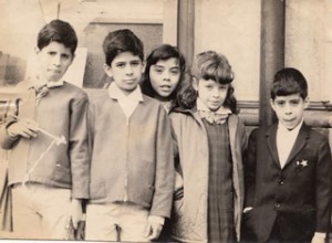 Con mis hermanos Roquito y Juan José (primero y segundo a la izq.) nuestras vecinas, la niña argentina Aurora Ferrari y la colombiana Claudia Delgado, en la Plaza Wenceslao, el 1ro de mayo de 1967. Nueve meses antes de la Primavera de Praha.