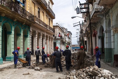 Trabajadores con cascos rojos.  Foto: Juan Suárez