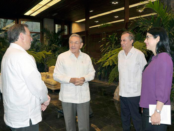 Raúl Castro meets with the Mexican foreign minister (l).