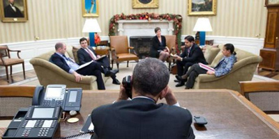 Barack Obama hablando por teléfono con Raúl Castro en la vispera del anuncio del 17 de diciembre.