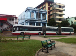Nuevo metro bus parqueado en G y 25 en El Vedado.