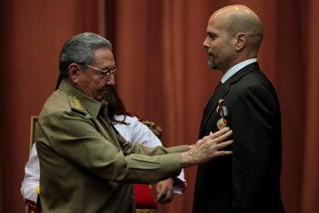 Raul Castro condecorando a Gerardo Hernández