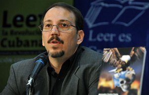 Alejandro Castro Espin en una presentación de su libro "El Imperio del Terror".