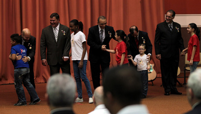 Niños de La Colmenita saludan a Los Cinco. Foto: Ladyrene Pérez/ Cubadebate.