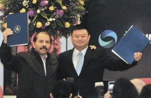 Daniel Ortega y Wang Jing.
