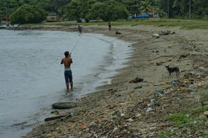 Pescando en la costa.  Foto: Heide Mercedes Daniel Martín