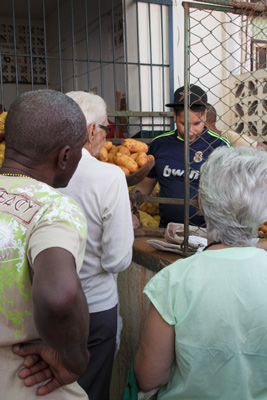 A comprar papas.  Foto: Juan Suárez