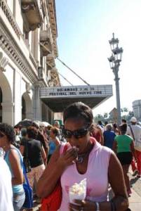 En las afueras del Cine Payret de La Habana.  Foto: Caridad
