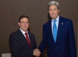 Bruno Rodríguez y John Kerry en Panamá para la Cumbre de las Américas.  Foto: Departamento de Estado, EE.UU.