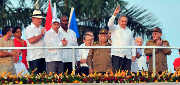 Raul Castro y otros líderes observan la marcha de los trabajadores cubanos en el primero de mayo del año pasado.