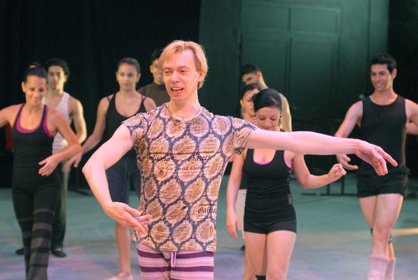 Clase magistral impartida por el artista ucraniano Vladimir Malakhov (primer plano), considerado como el bailarín del siglo, en el Teatro Eddy Suñol, de la ciudad de Holguín, Cuba, el 13 de septiembre de 2014, previo a celebrarse en esa ciudad el Concurso Internacional de Danza del Atlántico Norte. Juan Pablo Carreras/AIN