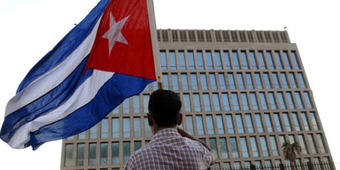 Bandera cubana frente la Sección de Intereses de Estados Unidos en Cuba.