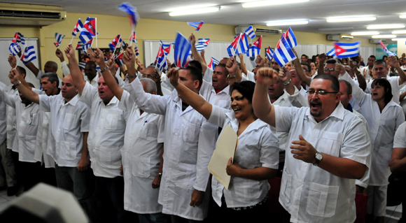 Médicos cubanos salen para Nepal.  Foto: cubsi.cu