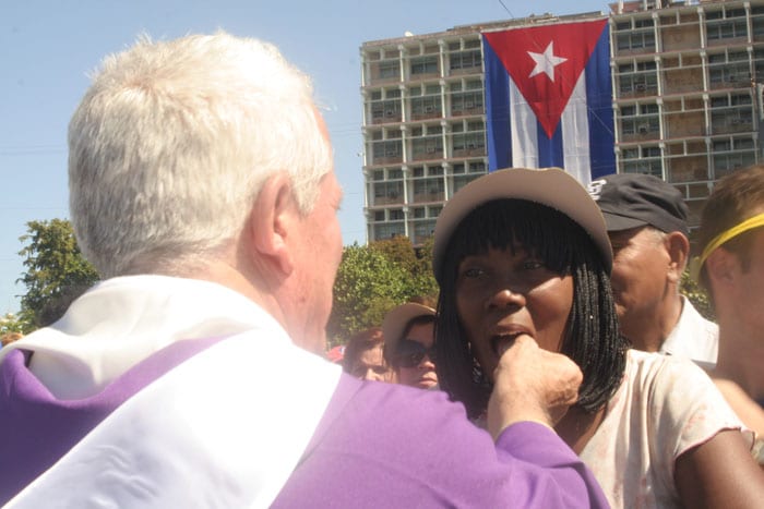 El Papa Benedicto XVI dió una misma en la Plaza de la Revolución durante su visita a Cuba en Marzo de 2012.