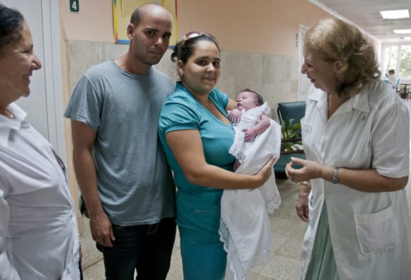 Una pareja sana recibe a su bebé con la misma atención y cuidado de aquellas parejas y madres infectadas por SIDA o Sífilis. Foto: Ladyrene Pérez/ Cubadebate.