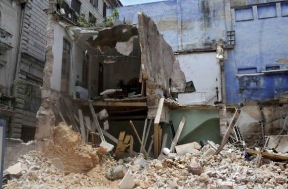 Derrumbe de un edificio de dos plantas, con saldo de 4 fallecidos, producido en la calle Habana, entre Obispo y Obra Pía, en La Habana Vieja, en Cuba, el 15 de julio del 2015. AIN FOTO/Oriol de la Cruz ATENCIO/