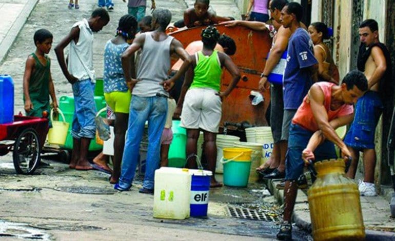 Repartiendo agua por pipa.  Foto: americateve.com