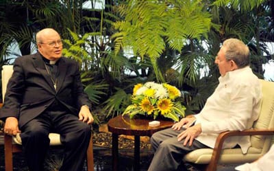 El cardenal Jaime Ortega y el general/presidente Raúl Castro